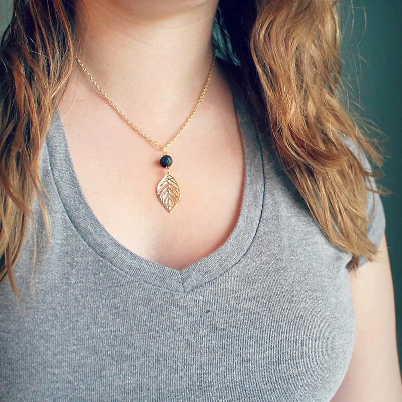 Простое золотое ожерелье с подвеской из вырезанного листа, украшенное вулканическим камнем, творческий женский аксессуар модной женской вечеринки, подарок в ювелирных украшениях.