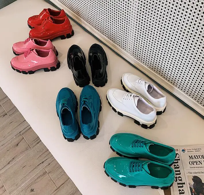 Туфли женские из лакированной кожи на платформе с круглым носком|Обувь без