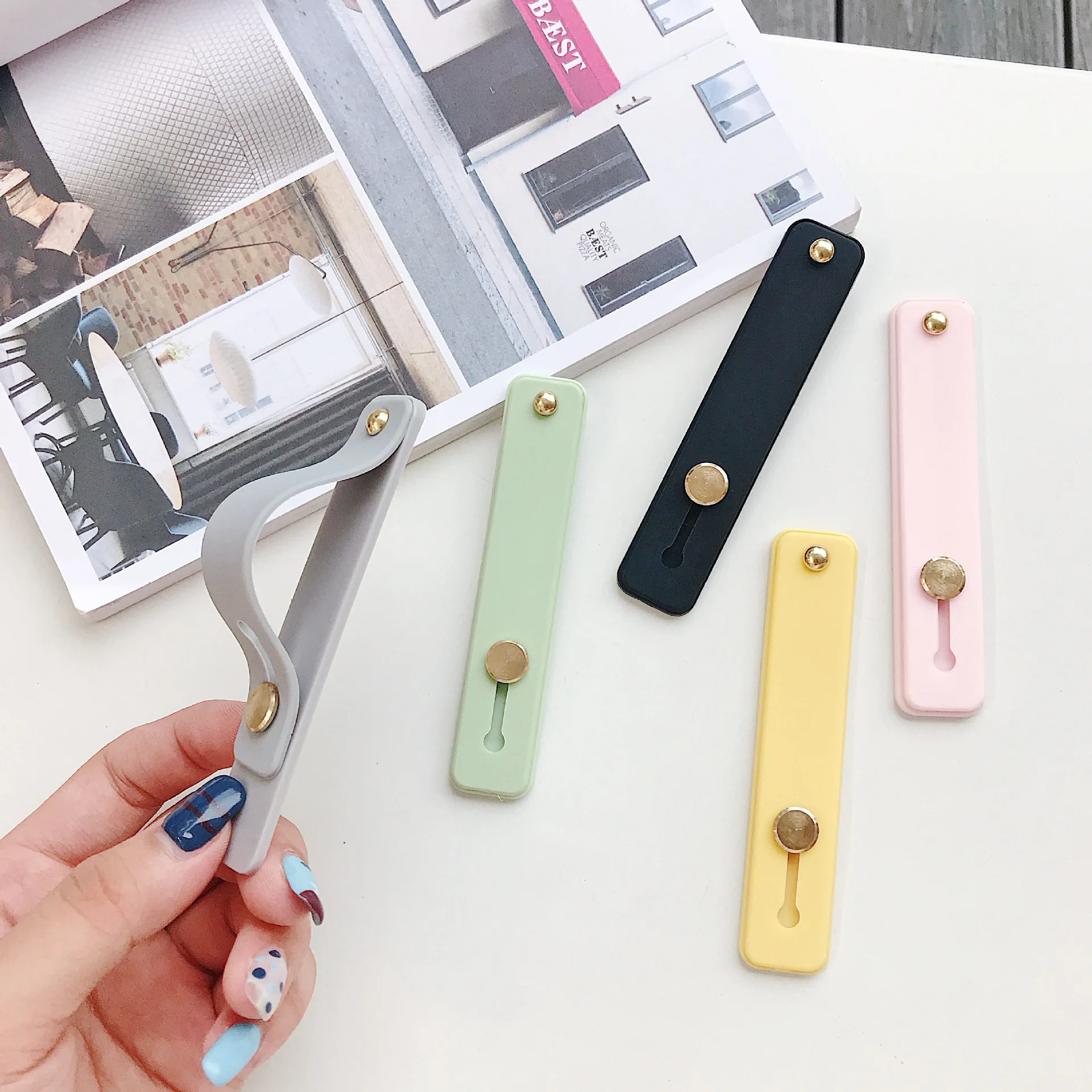 Plain Color Wrist Band Hand Band Finger Grip Mobile Phone Holder Stand Push Pull Universal Phone Socket Holder for Iphone xr 7 8