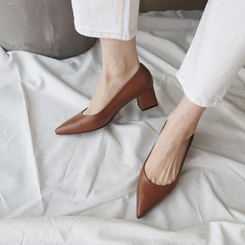 Туфли женские кожаные на толстом каблуке с острым носком Размеры 33 42 цвет в