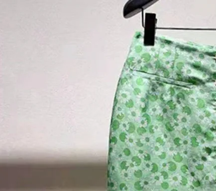 

2021 Spring and Summer Fresh Little Daisy Print Single-breasted Slit High Waist Skirt