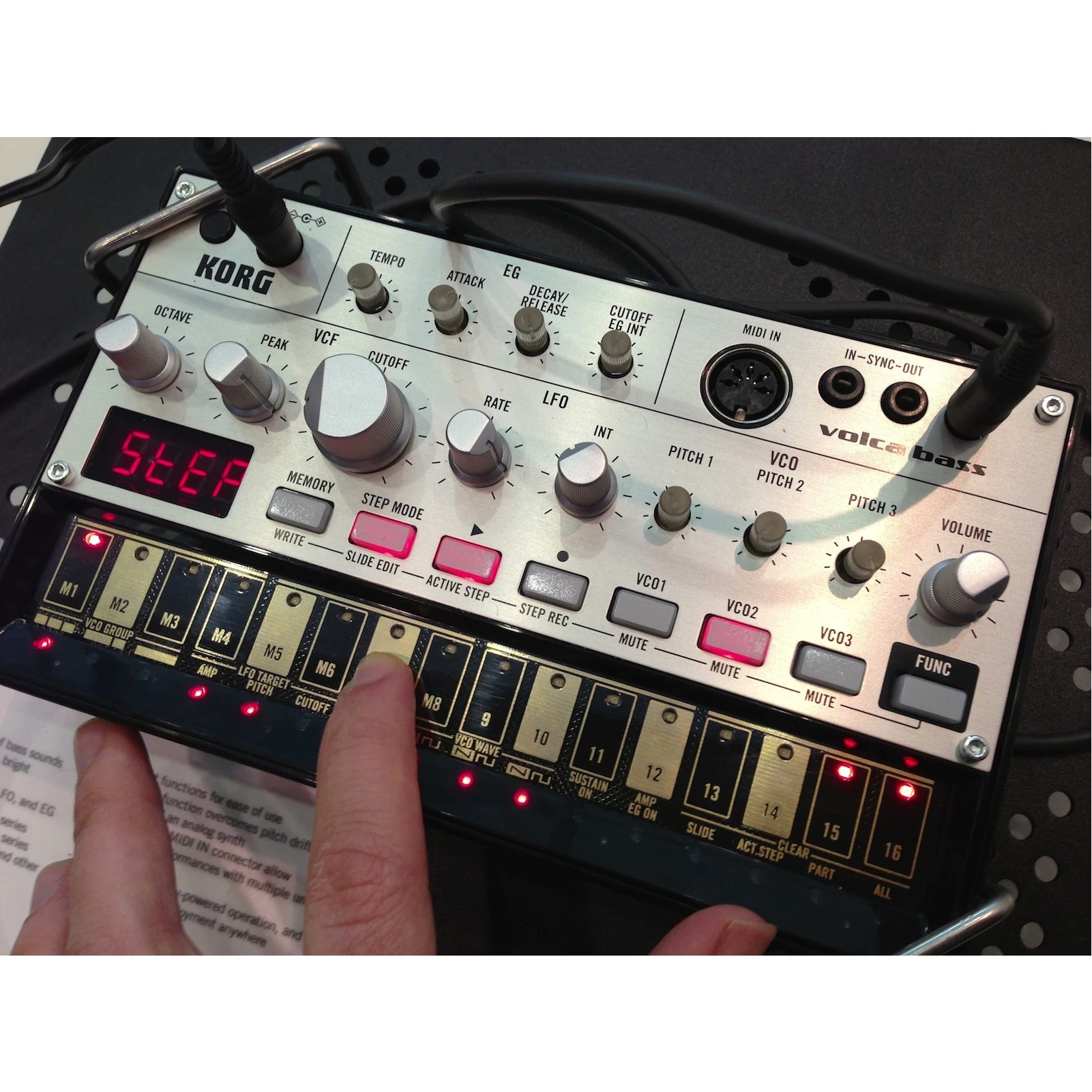 

KORG VOLCA BASS Analog Bass Machine 16 Keys Step Sequencer Touch Slide Active Step Self-tuning with MIDI In Sync Jack