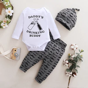 Бесплатная доставка, осенняя одежда для маленьких мальчиков, милое боди с длинным рукавом и буквенным принтом, серые штаны с мультяшным принтом, шапка, комплект из 3 предметов, наряды для младенцев