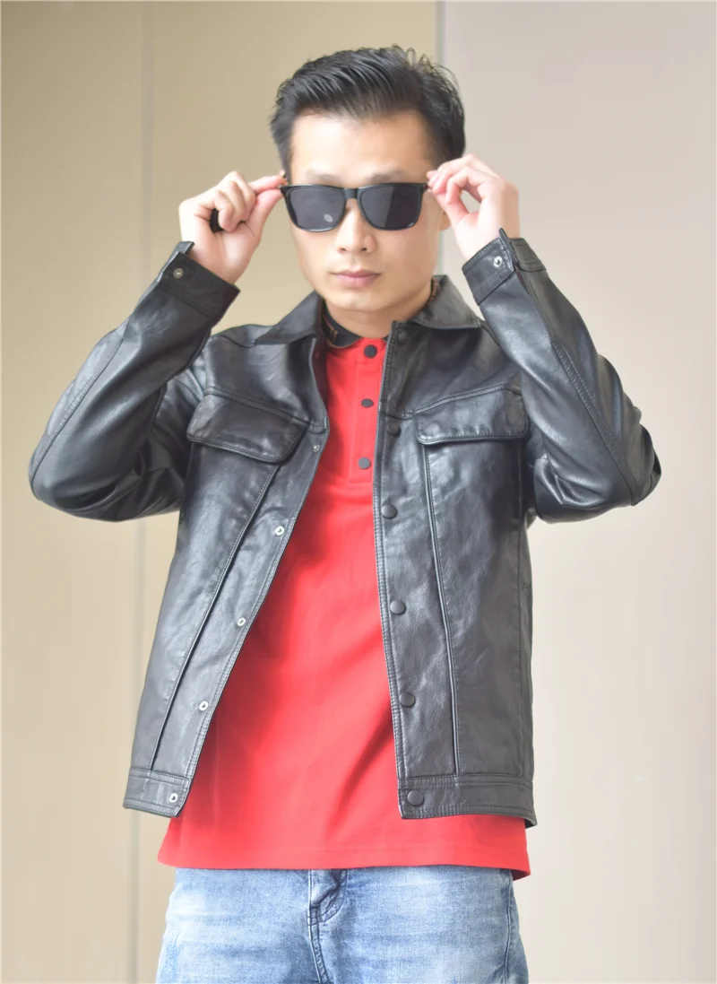 

Мужская кожаная и мотоциклетная куртка с карманами и отворотом на осень и зиму