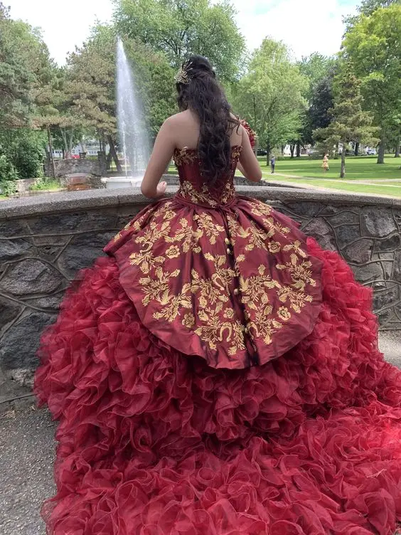 Темно-бордовый бальное платье без бретелек Quinceanera расшитое золотистым кружевом с