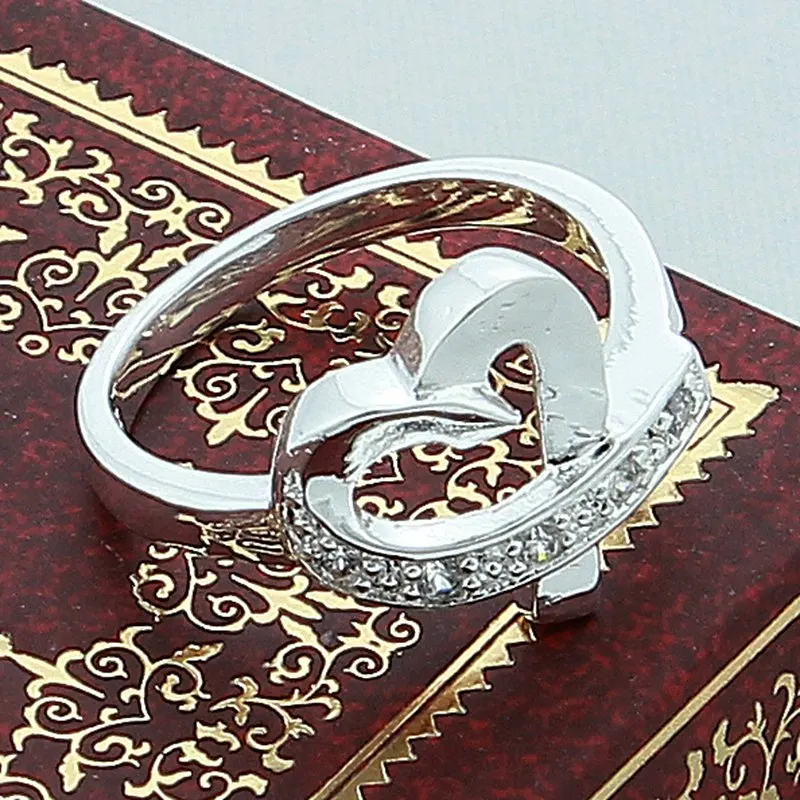 Женское кольцо из серебра 925 пробы с фианитом