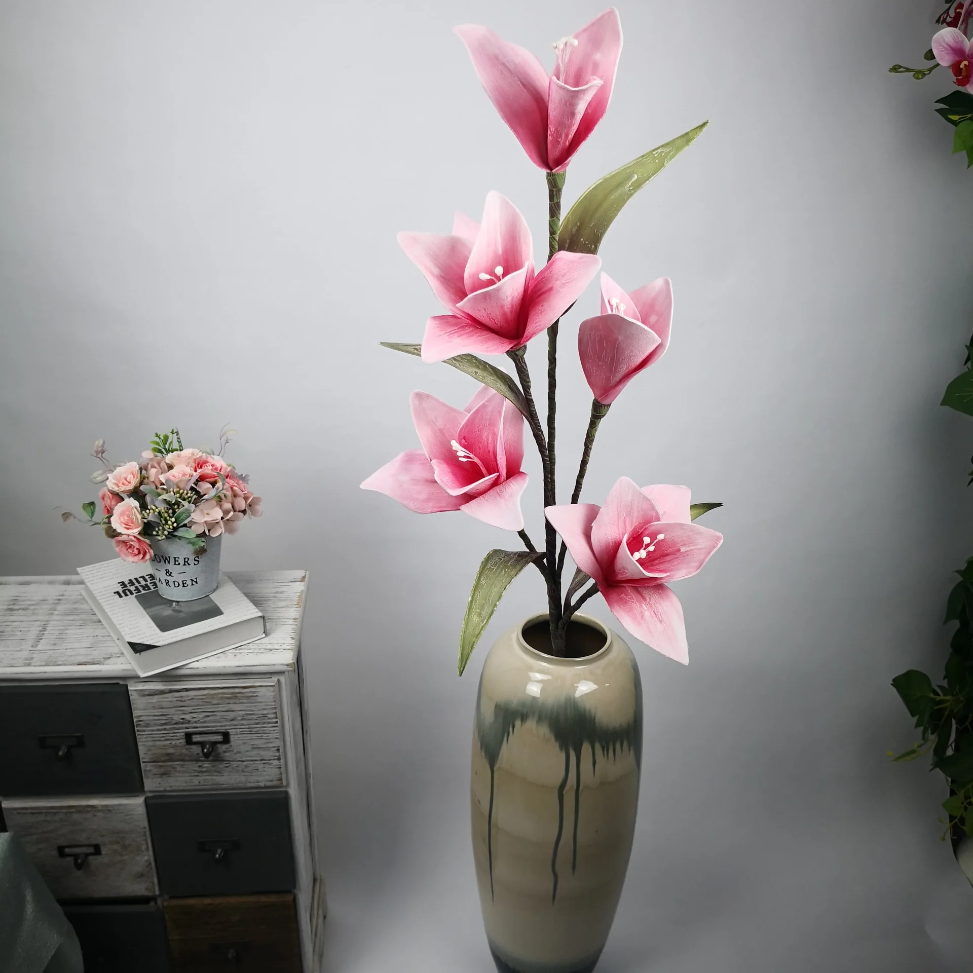 

E lilies, living room, placed high branches, lilies, flower arranging, tiger orchid and Lily simulation flowers.