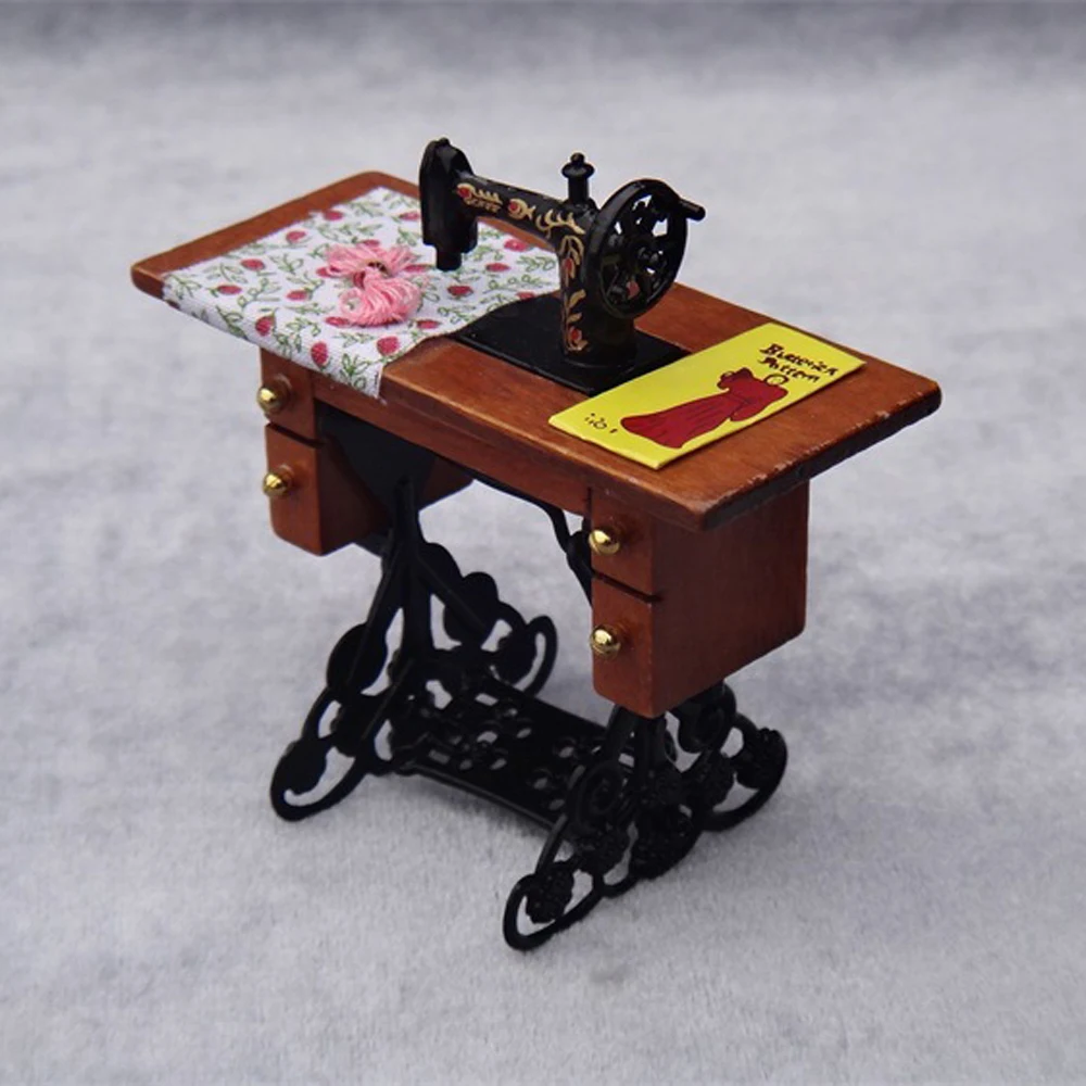 

Hight:8CM Mini Simulation 1/12 Scale Dollhouse Miniature Vintage Sewing Machine With Cloth for Dollhouse Decoration Dolls Toys