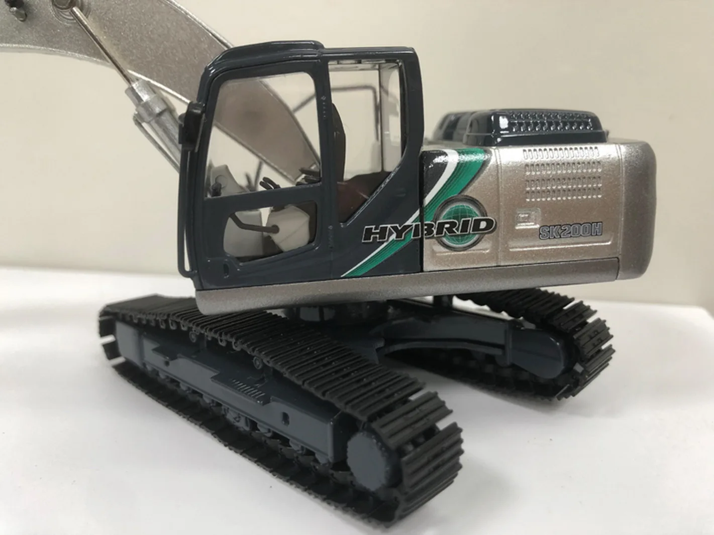 Гибридный экскаватор Motorart 1/50 KOBELCO SK200H-10 с отлитым под давлением молотковой дрелью