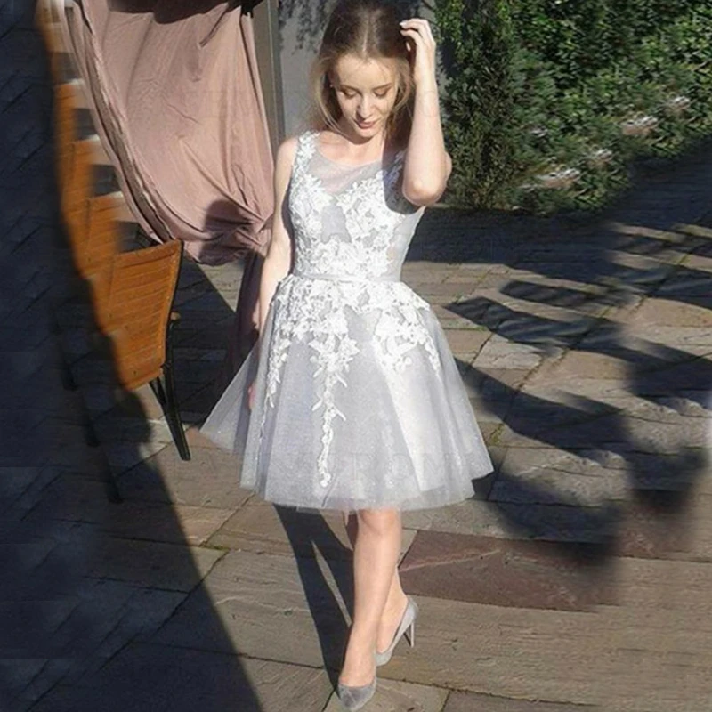 

Серебристые короткие платья для выпускного вечера с V-образным вырезом на шнуровке сзади трапециевидная мини белая аппликация платье для в...