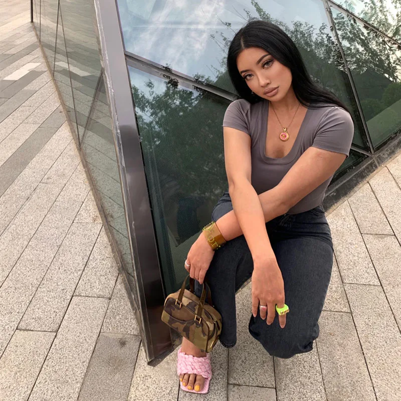 Однотонная облегающая футболка из высококачественной хлопковой пряжи с широким