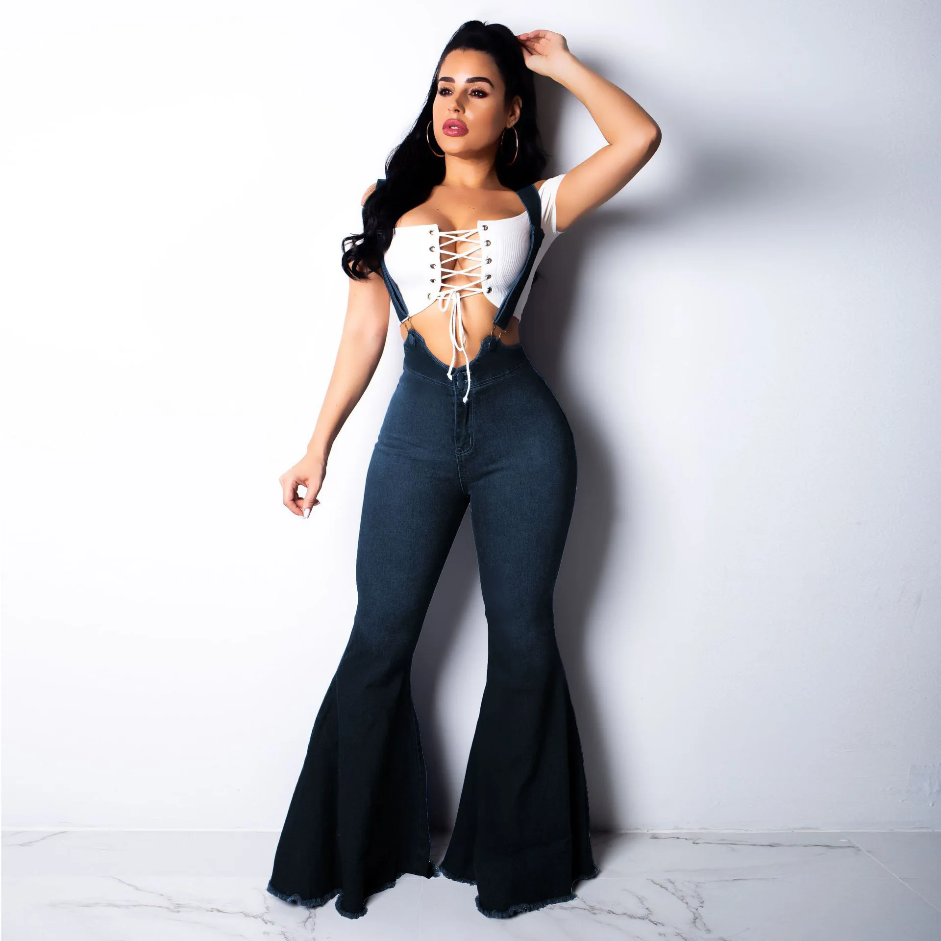 Женский джинсовый комбинезон темно синий с лямками на плечах повседневный