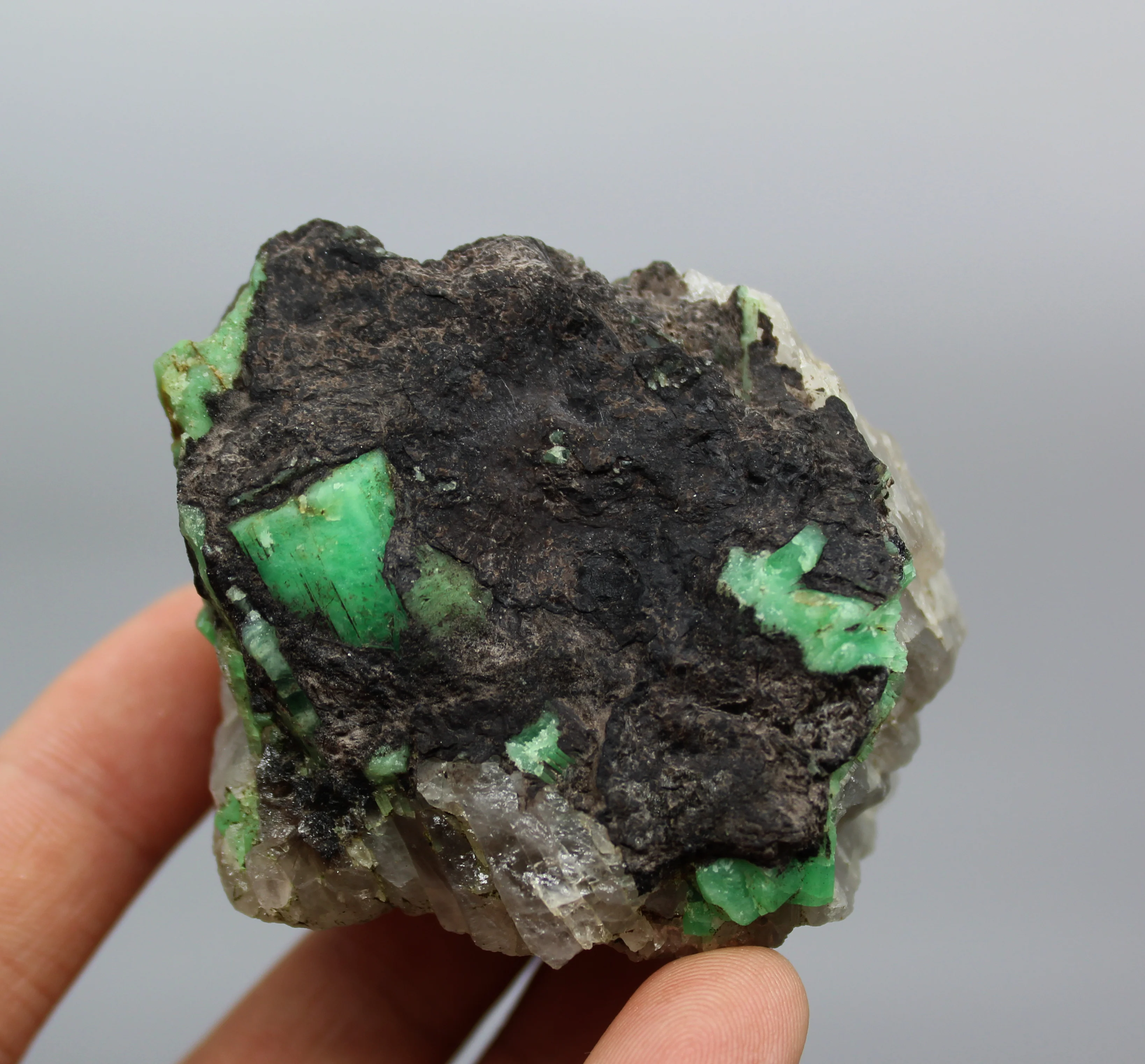 

140g Natural green emerald mineral gem-grade crystal specimens stones and crystals quartz crystals free shipping