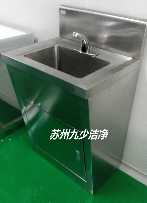 Ручное мытье рук в одночашечной медицинской раковине из нержавеющей стали с чистой водой и смесителем на ножной педали.