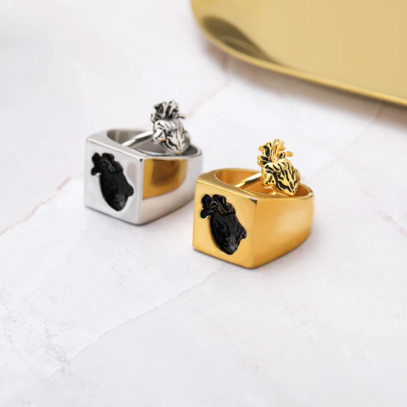 Соответствие человеческого сердца кольца на прямоугольной для женщин и мужчин