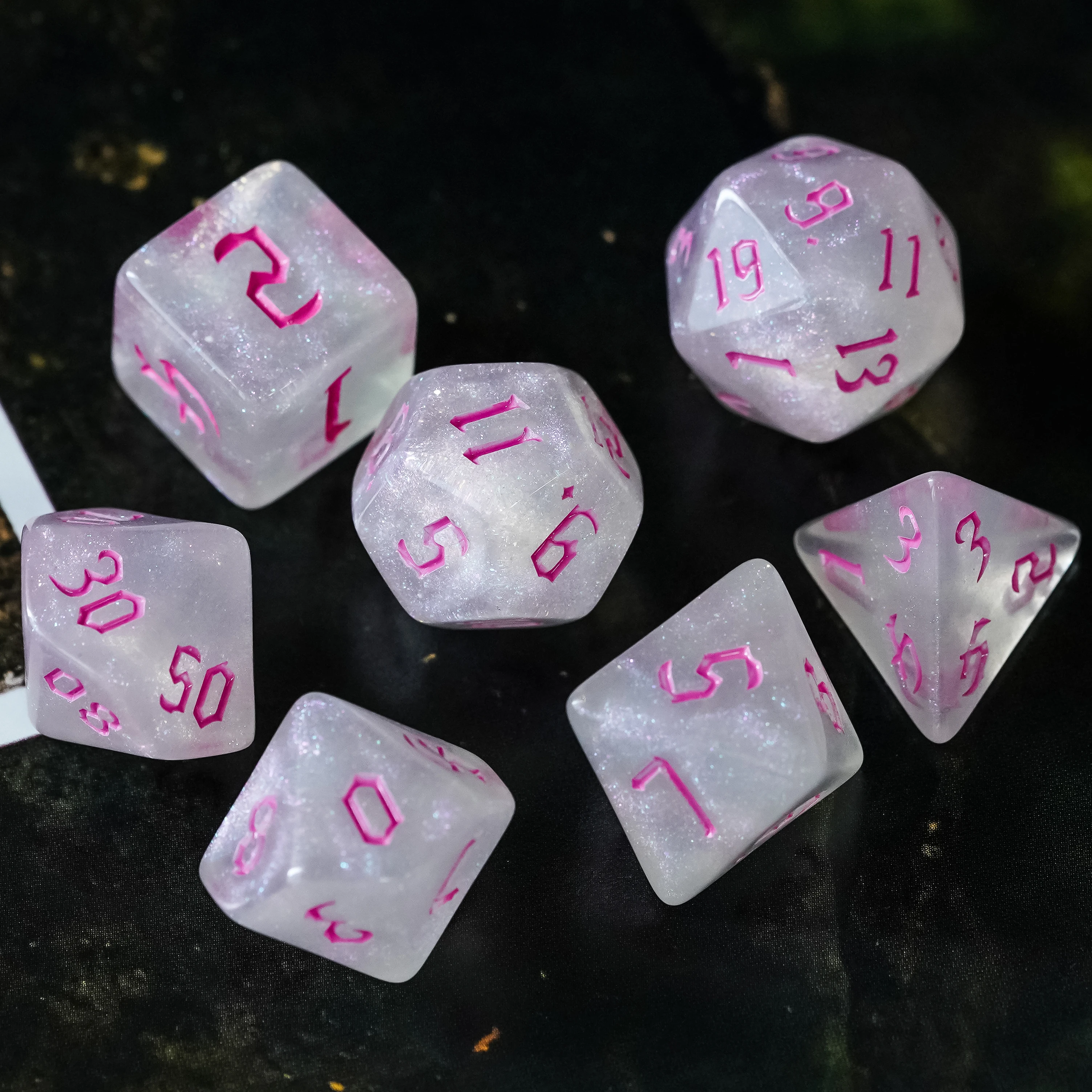 

Poludie 7Pcs/Set Pink Font DND Dice Set D4 D6 D8 D10 D% D12 D20 Translucent Polyhedral Dice for Role Playing Board Game RPG MTG
