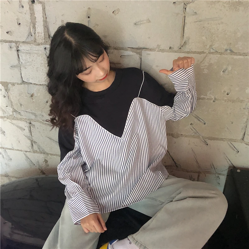 Женская футболка с длинным рукавом белая в полоску высоким воротником западном