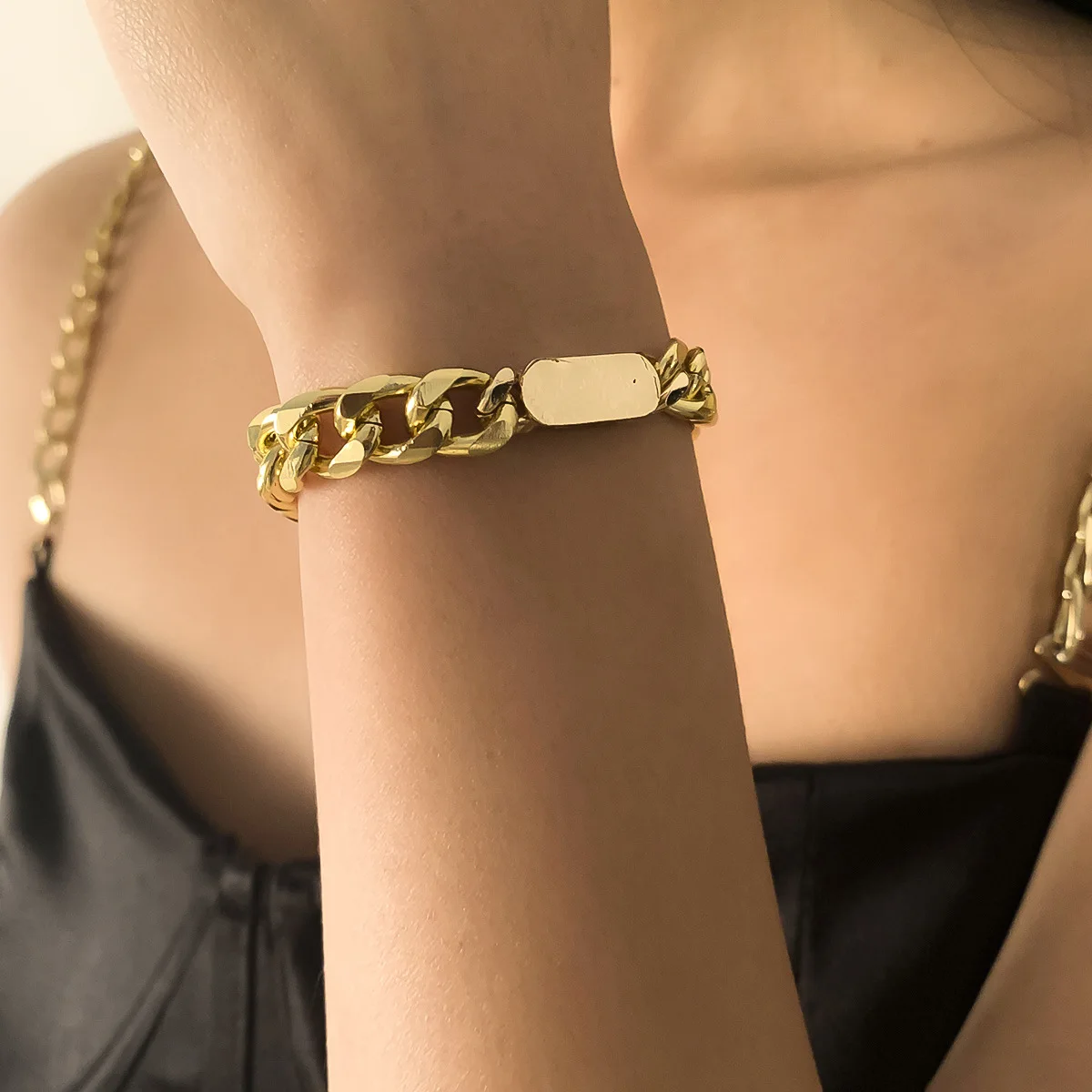 

2021 Retro Simple Metal Bright Face Pendant Gold Hand Decoration Hip Hop Trend Single Layer Chain Bracelet Women Charm Jewelry