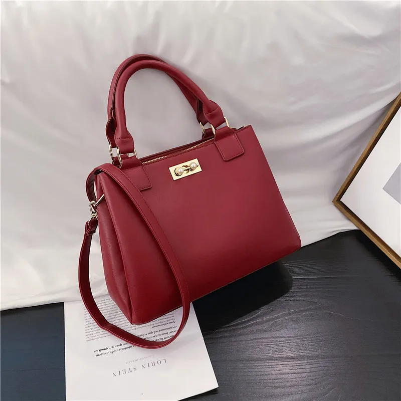 Модная женская сумка черного цвета брендовая Красная дамская на плечо розовая