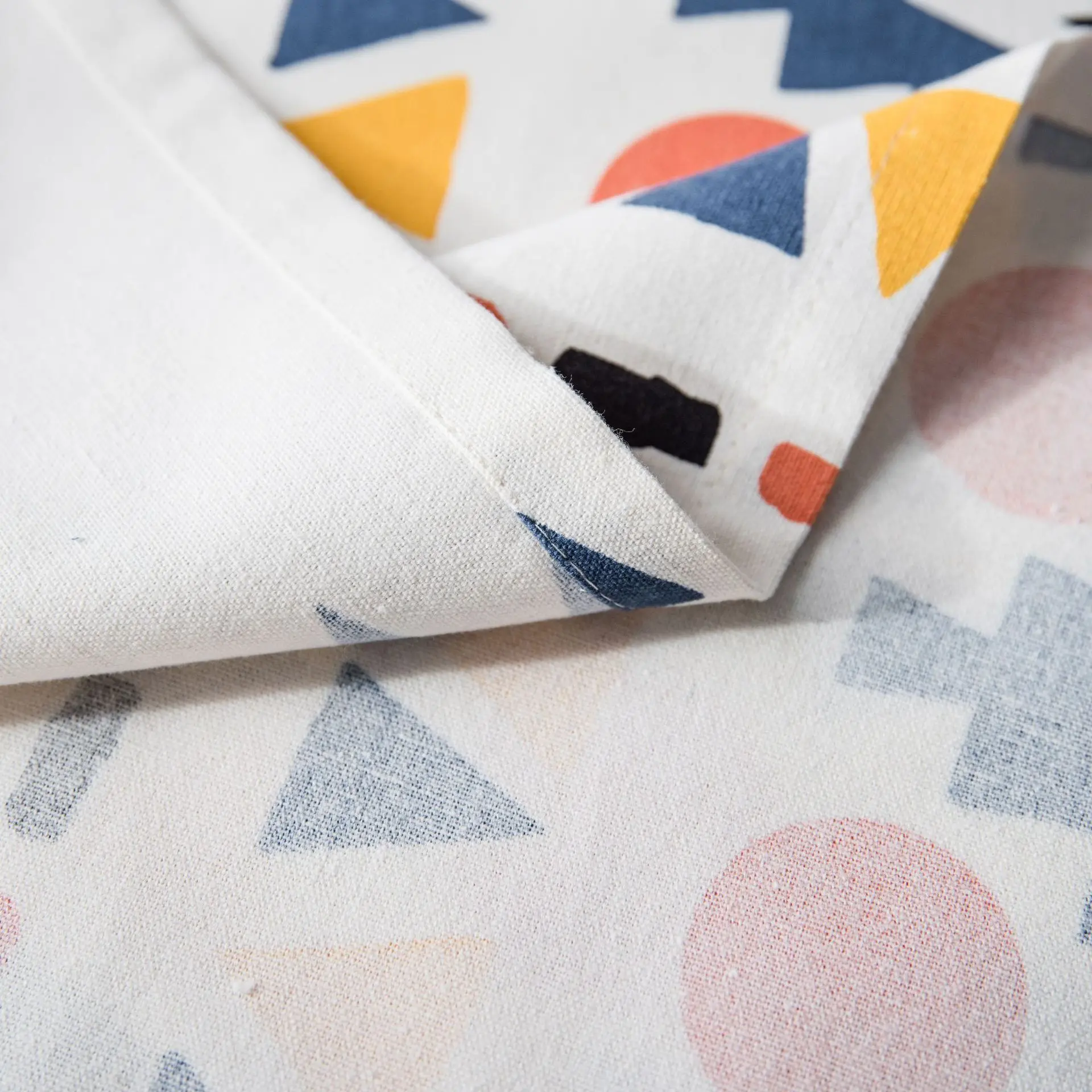 Богемная скатерть с геометрическим принтом разноцветная для гостиной дома стол