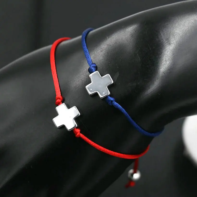 Браслет мужской/женский серебристый с красной нитью и крестиками