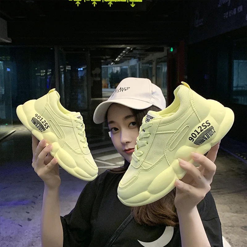 Модная женская повседневная обувь на не сужающемся книзу массивном каблуке 5 см