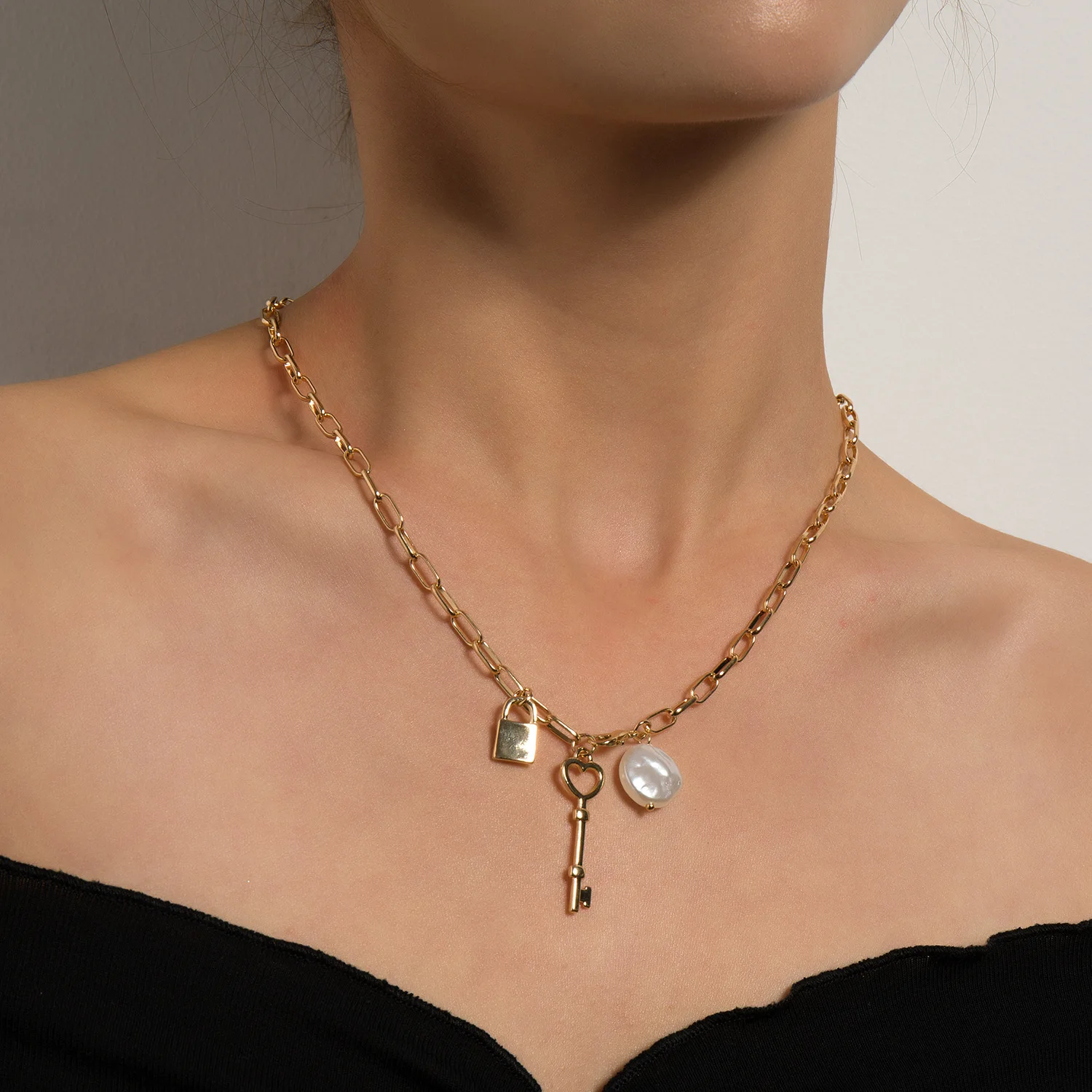 

Fashion Western Style Jewelry Figaro Chain Simple Small Fresh Enger Kragen Love Key Lock Pearl Necklace For Women Female 2021