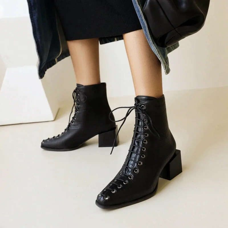 

Designer Boots Women Luxury 2021 Winter Pu Leather Front Cross-tied Lace Up Chunky Punk Ankle Boots Snake Booties Pink New Shoes