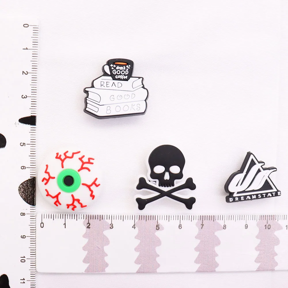 Одиночная распродажа 1 шт. ПВХ глазные шарики Череп книга садовые подвески для