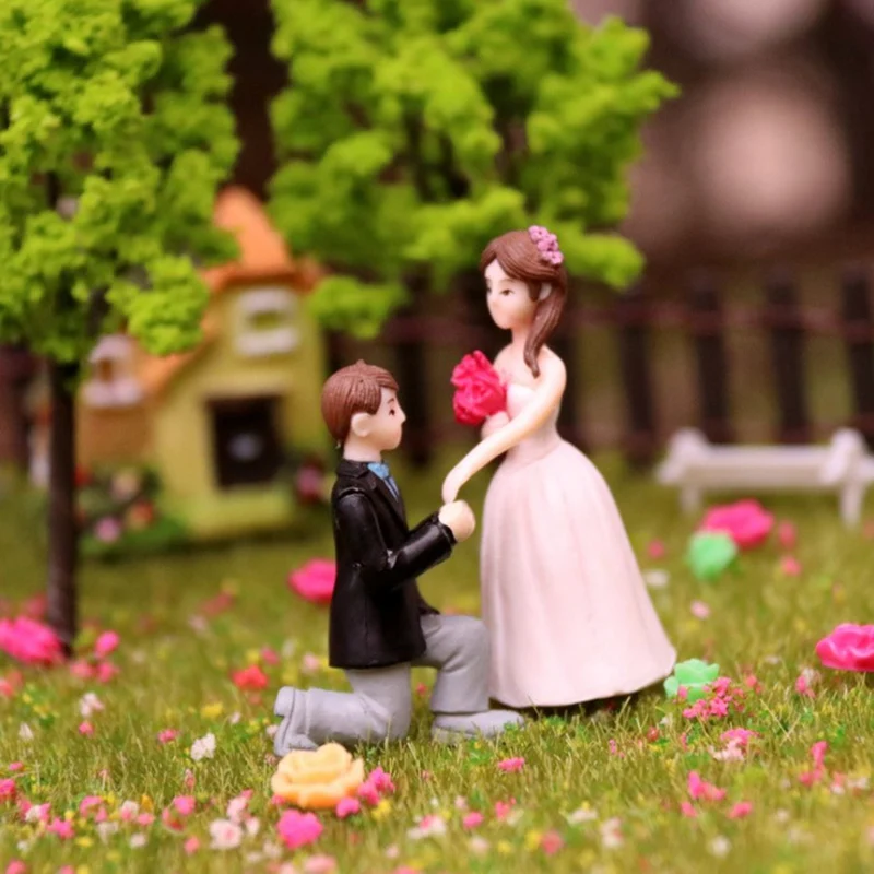 

1 pair Sweety Lovers Couple Figurines Miniatures Fairy Garden Gnome Moss Terrariums Resin Crafts Home Decoration