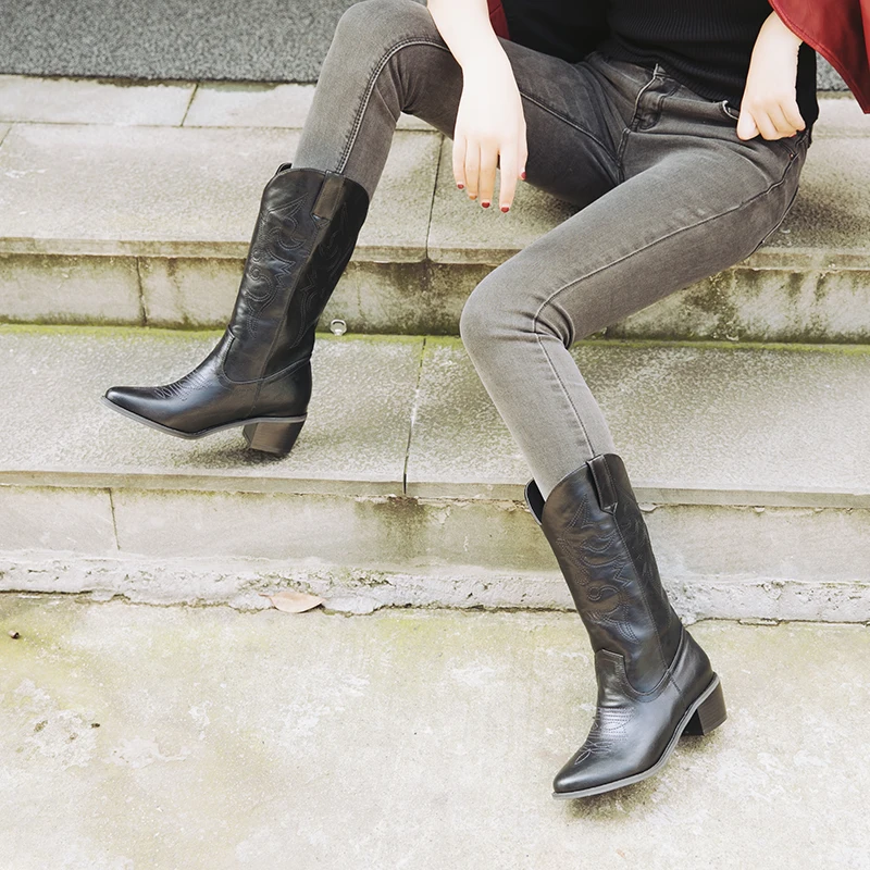 Классический вышивка Ботинки челси с острым носком Женские сапоги до колена