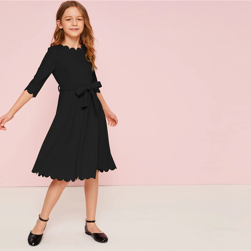 SHEIN Kiddie/однотонное праздничное платье с зубчатым подолом для девочек с поясом, г., летние детские платья с высокой талией, милое ТРАПЕЦИЕВИДНОЕ расклешенное платье до колена