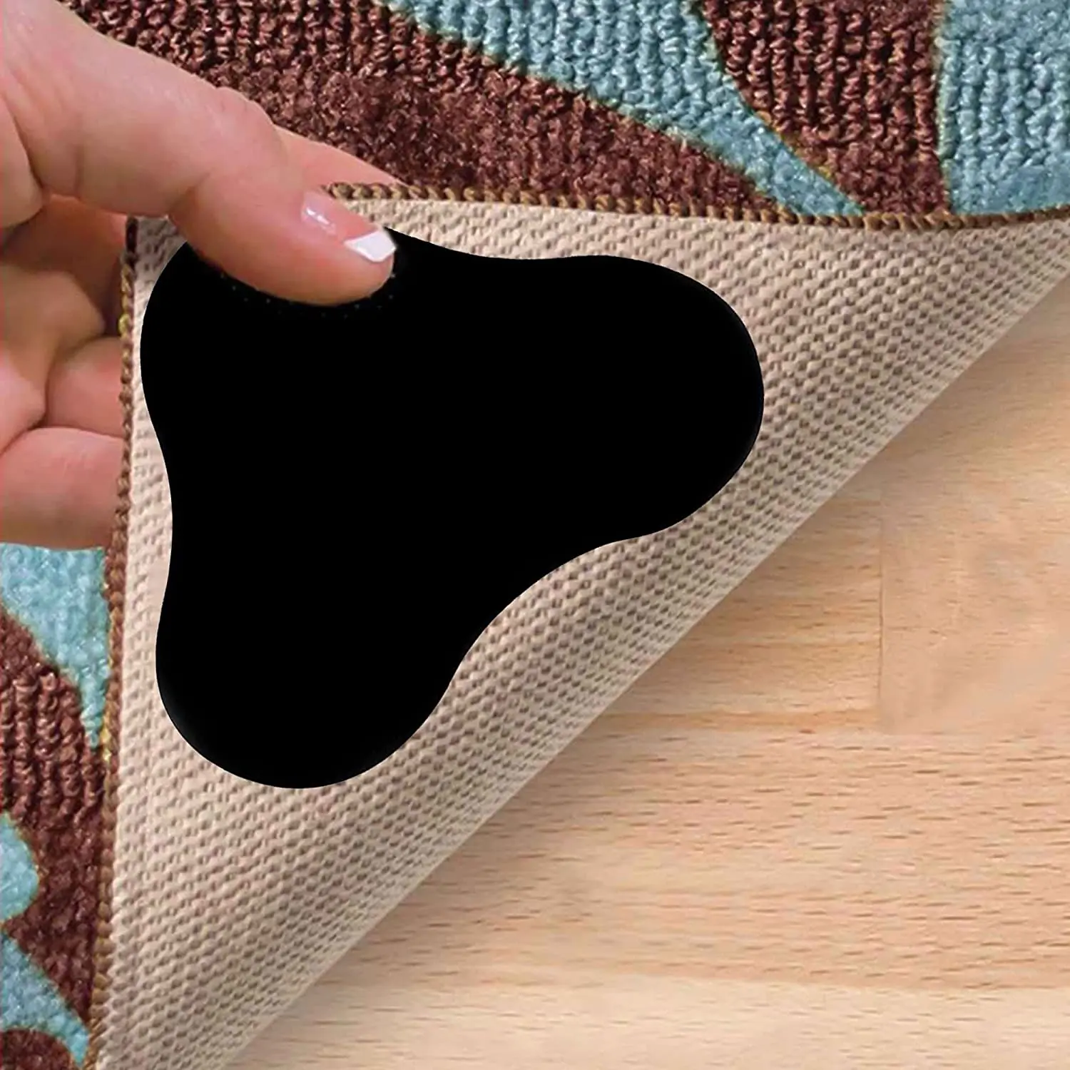 Фото Наклейки на ковровое покрытие с противоскользящим внешним видом делают уголки