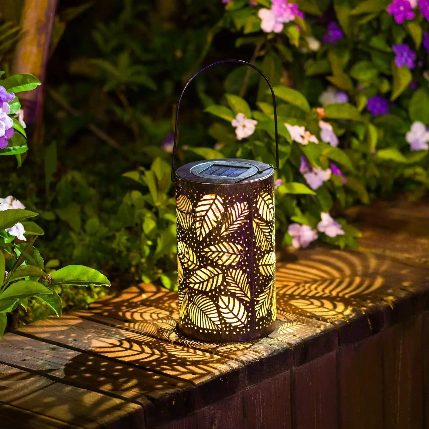 

Retro Solar Lantern Lights Outdoor Garden Hanging Lights Metal Leaf Pattern Lights Lamp for Courtyard Walkway