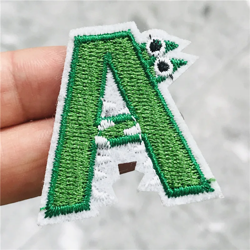 Нашивки с вышивкой букв английского алфавита термоклейкие 1 шт. | Дом и сад