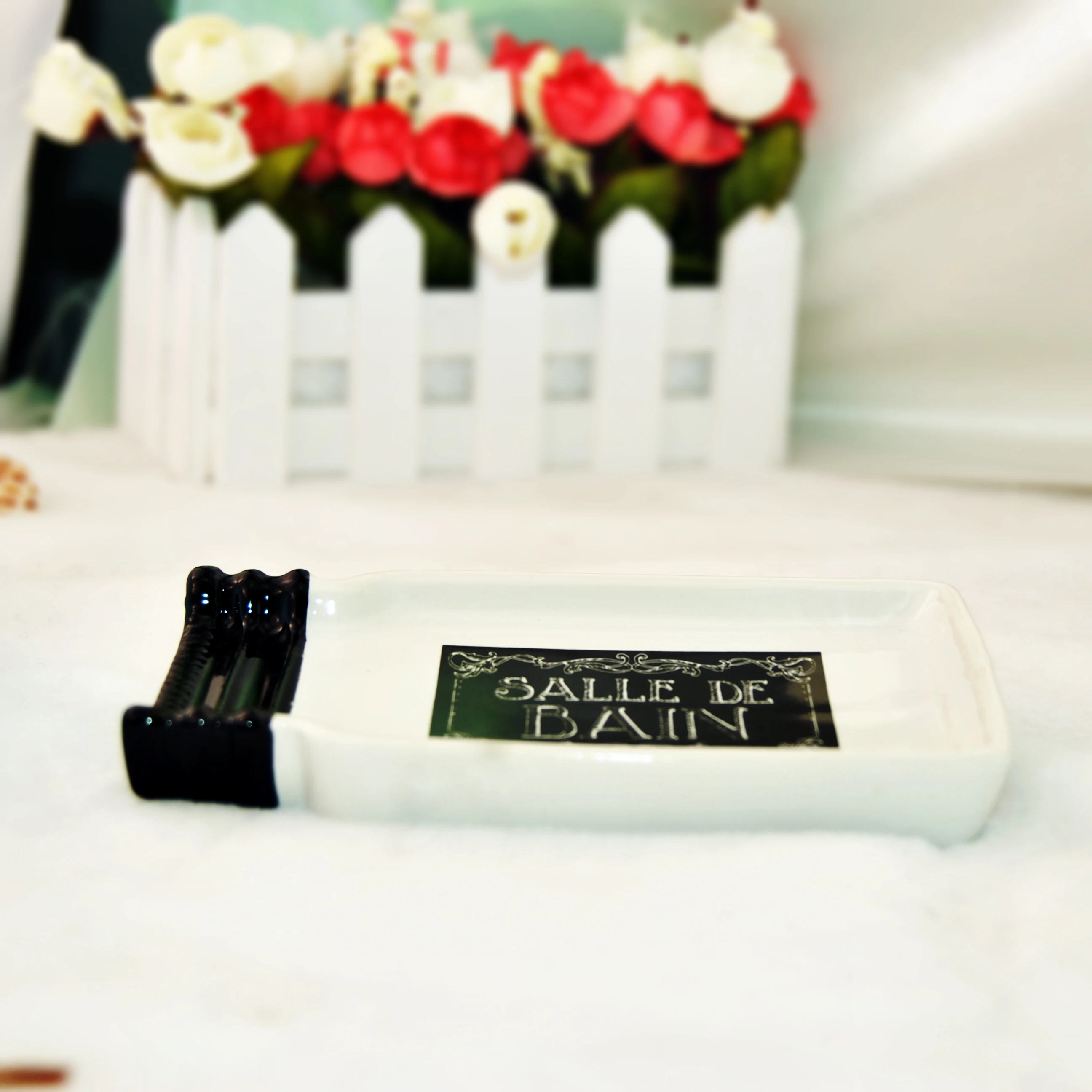

4 Pcs/Set Art Ceramic White Black SALLE LE BATH Bathroom Soap Lotion Gel Dispenser Pump Bottle Toothbrush Holder Tumbler Dish