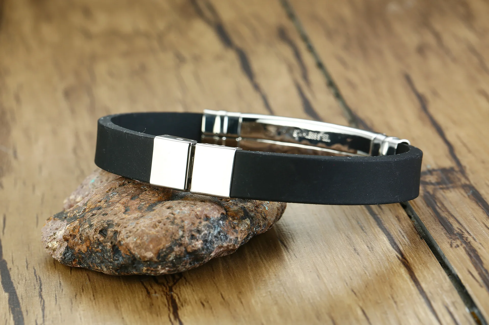 

QWC VNN13 stainless steel bangle hot sell popular bracelet single steel material black Plastic man bracelet