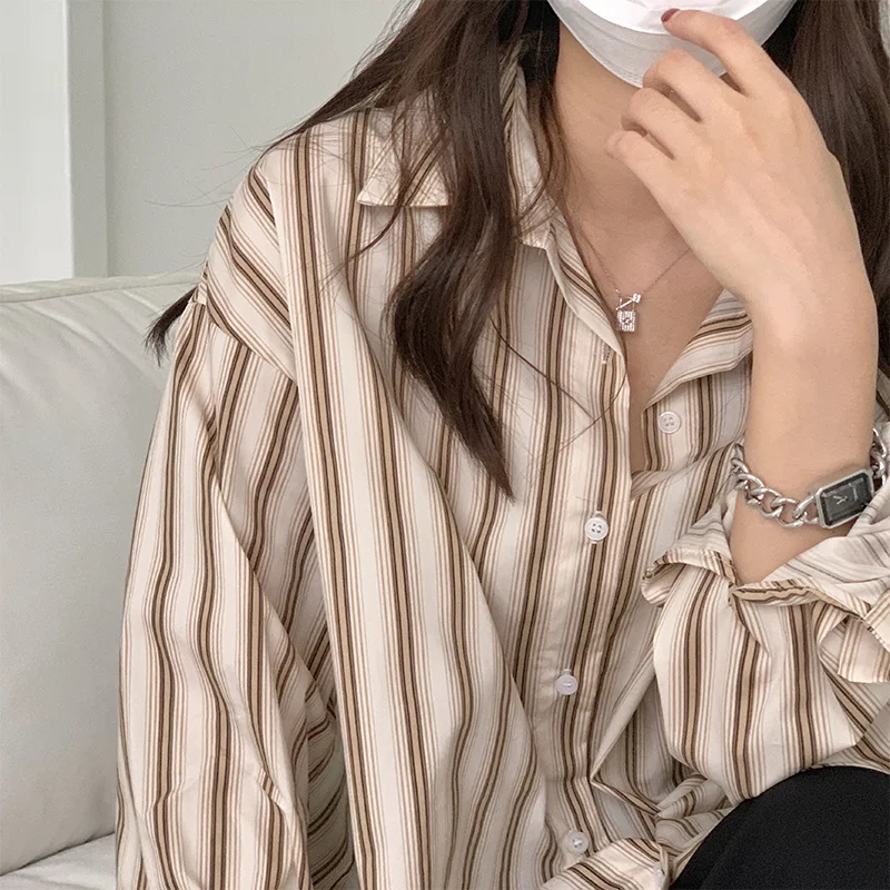 Рубашка Вертикальная полосатая цвета хаки Женская рубашка Корейская Свободная