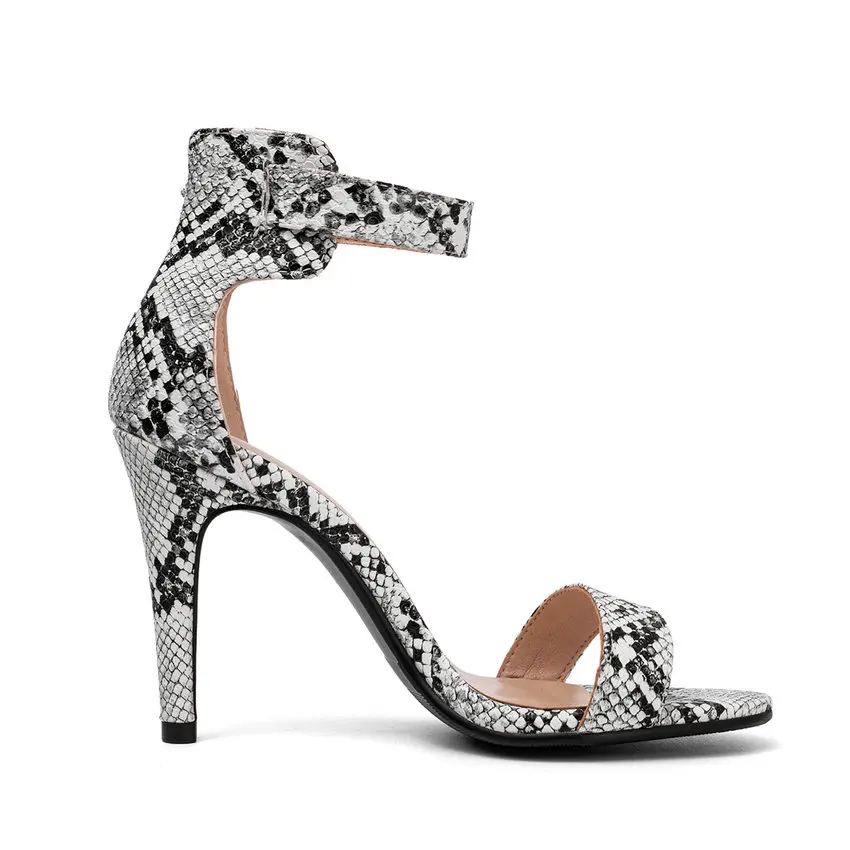 Женские босоножки со змеиным принтом QUTAA черные из искусственной кожи с круглым