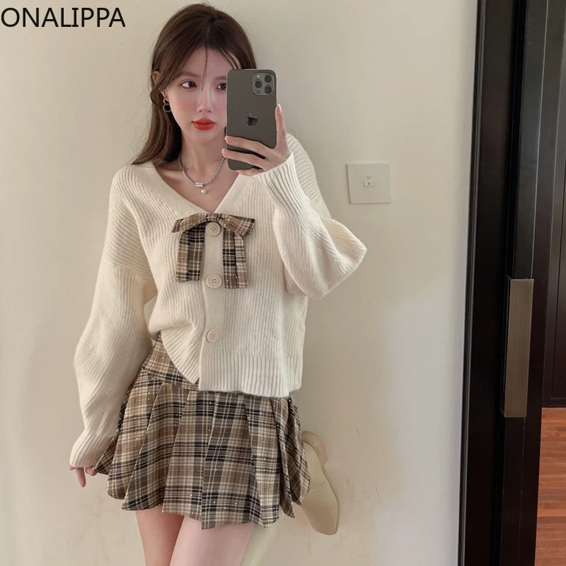 

Женское трикотажное платье-свитер с V-образным вырезом и бантом