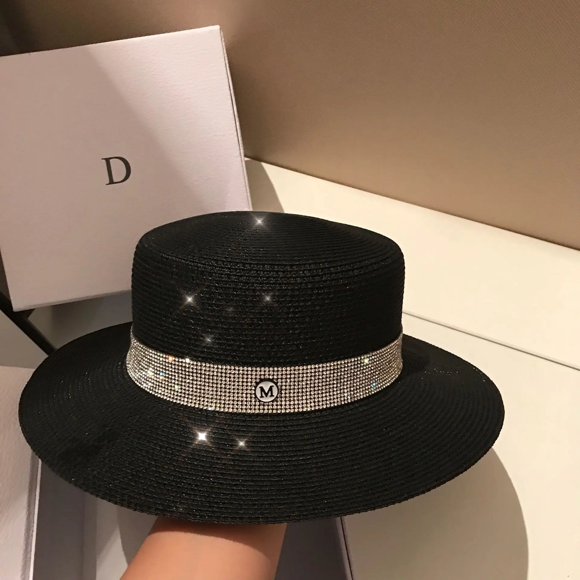 Шапки бини для женщин соломы камень летние шляпы черный шлемы Церков дам