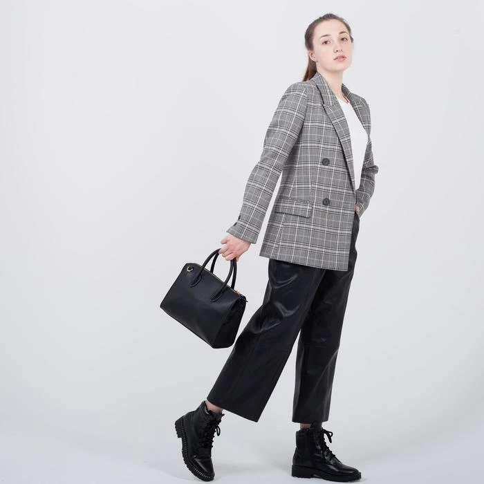 Сумка женская отдел на молнии длинный ремень цвет чёрный |