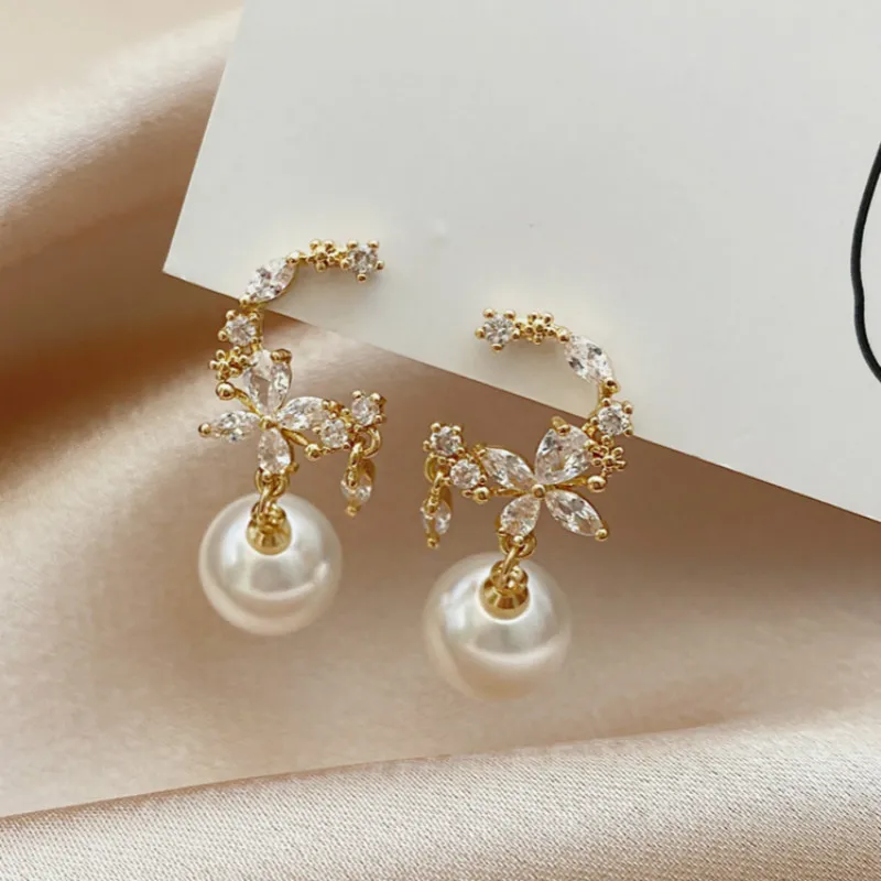 2020 Новое поступление Классические жемчужные висячие серьги с цветком из