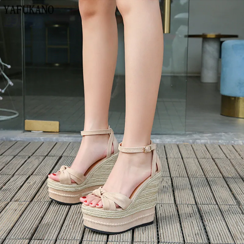 На очень высоком каблуке 15 см босоножки на танкетке Маффин толстой подошве