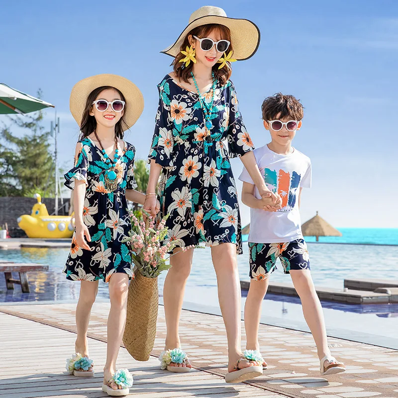 

Одинаковые футболки для семьи; платье с цветочным рисунком для мамы и дочки; пляжные платья в богемном стиле; платье для мамы и дочки; костюм ...