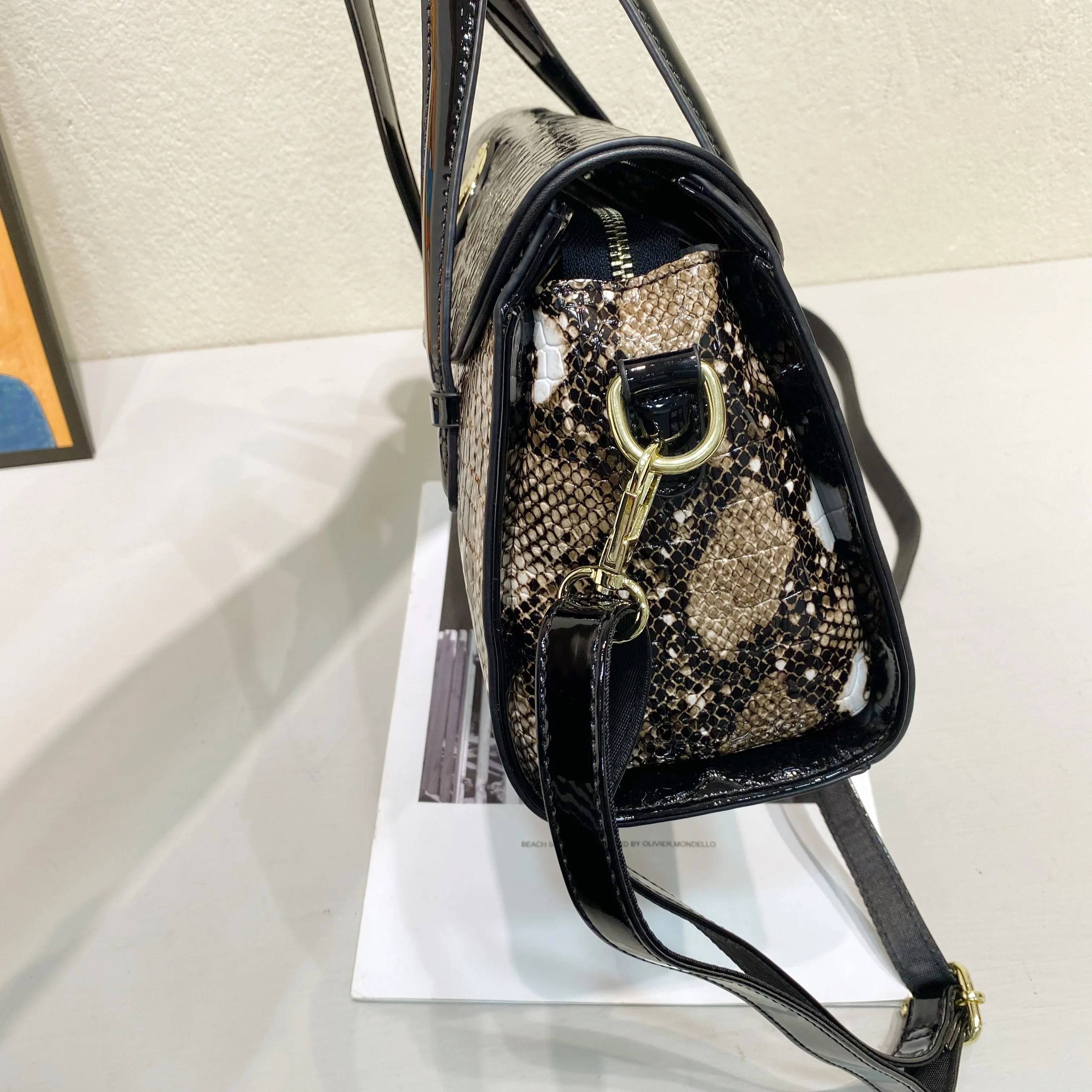 Женская сумка-тоут из натуральной кожи с текстурой змеиной | Багаж и сумки