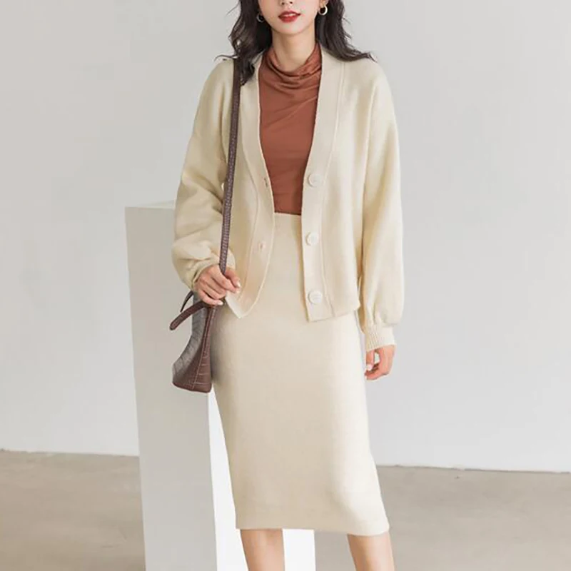 Женский вязаный комплект белый свитер короткий кардиган средней длины