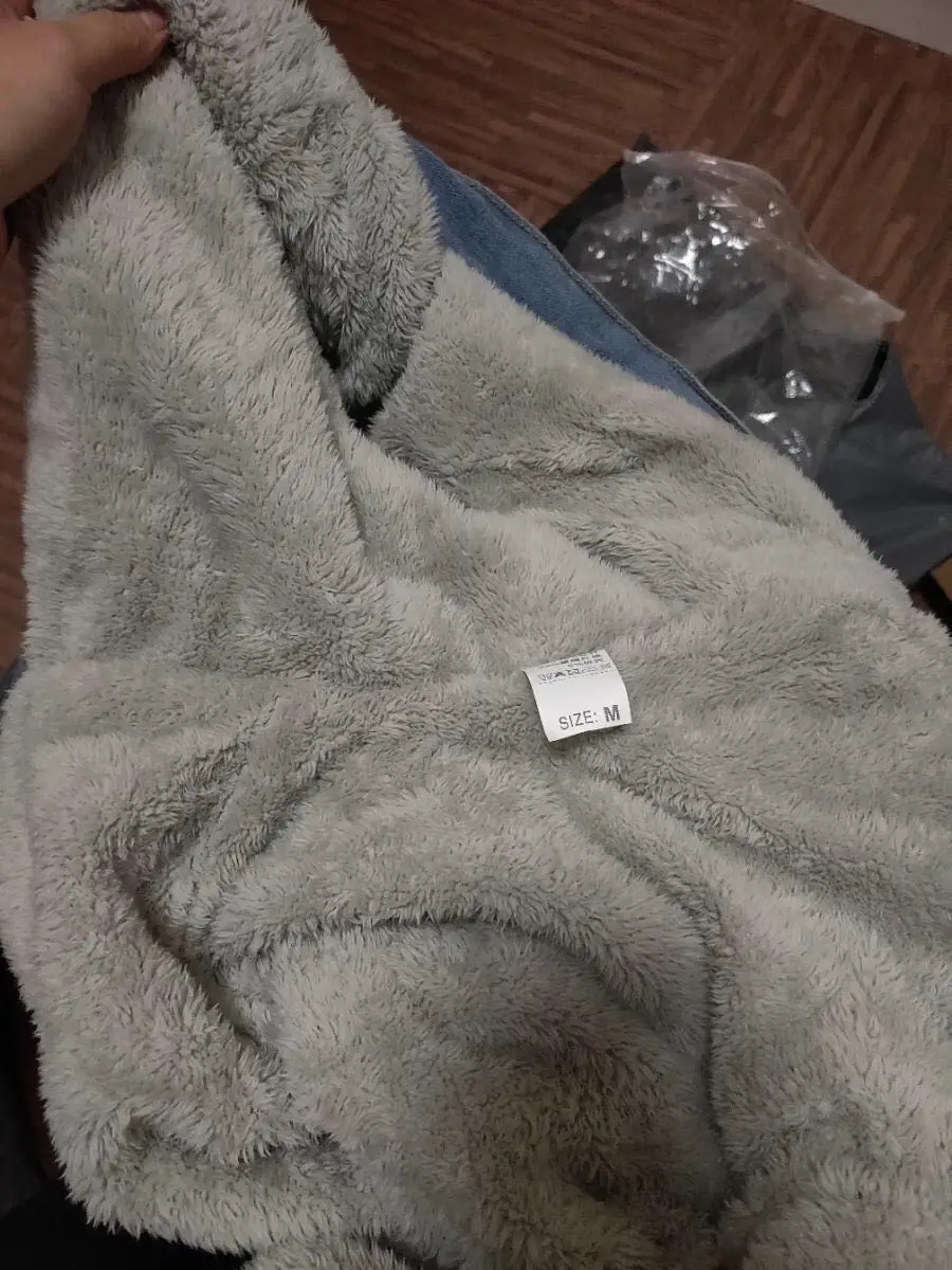 Женская куртка с регулируемым меховым воротником джинсовая на молнии длинными