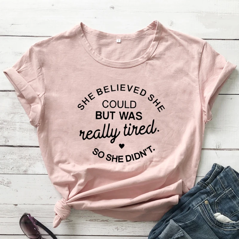 SHE BELIEVED COULD но на самом деле усталость так что она не футболка со смешным буквенным