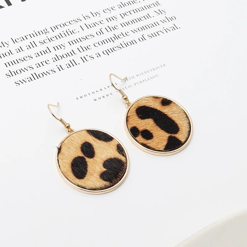 Серьги круглой формы с каракулевым ошейником в виде леопарда и вкраплениями из меха зебры с вкраплениями из раковины абалон на 2020 год.